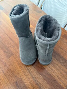 UGG Kids Short Shearling Boots - Gray